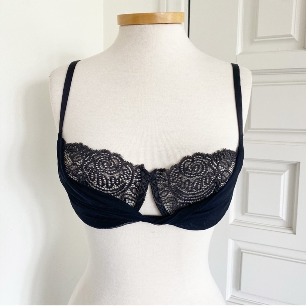 NWOT Victoria’s Secret Black Lace Bra Elegant Classic Unique Rare Peek-a-Boo 36C